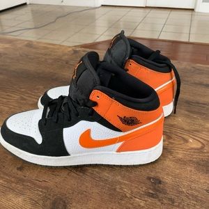 Youth 6.5 Jordan’s barely worn